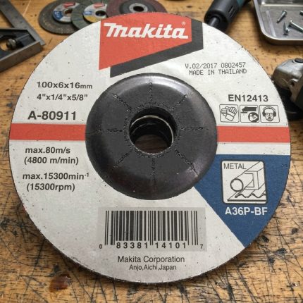 Đá mài sắt Makita A-80911 100 x 6 x 16mm chính hãng, chuyên dùng mài kim loại, sắt thép hiệu quả, độ bền cao, tốc độ mài ổn định và an toàn khi sử dụng.