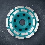100mm Chén mài đá bê tông Total TAC2421001 là phụ kiện mài bê tông và vật liệu cứng chuyên nghiệp, giúp làm nhẵn bề mặt nhanh chóng, đều và hiệu quả. Thiết kế bề mặt mài kim cương chất lượng cao giúp giảm mài mòn, tản nhiệt tốt và kéo dài tuổi thọ đĩa. Phù hợp cho thợ xây dựng, cải tạo, sửa chữa và các dự án DIY