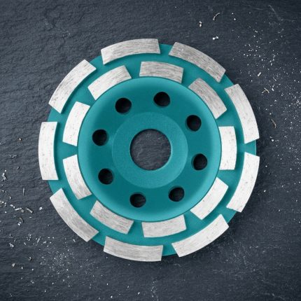 100mm Chén mài đá bê tông Total TAC2421001 là phụ kiện mài bê tông và vật liệu cứng chuyên nghiệp, giúp làm nhẵn bề mặt nhanh chóng, đều và hiệu quả. Thiết kế bề mặt mài kim cương chất lượng cao giúp giảm mài mòn, tản nhiệt tốt và kéo dài tuổi thọ đĩa. Phù hợp cho thợ xây dựng, cải tạo, sửa chữa và các dự án DIY