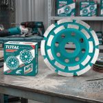 Chén mài Total TAC2421251 đường kính 125mm, chuyên dụng cho bề mặt bê tông và đá. Thiết kế chắc chắn, mài nhanh, hiệu quả cao. Sử dụng trên máy mài góc phổ biến, thao tác dễ dàng, an toàn. Phù hợp cho các công trình xây dựng và hoàn thiện bề mặt. Sản phẩm chính hãng, độ bền cao, mang lại hiệu quả tối ưu trong thi công.