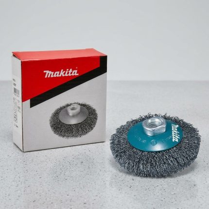 Chổi đánh gỉ dạng vát mép 100mm Makita D-39827 là phụ kiện chuyên dụng giúp làm sạch gỉ sét, lớp sơn cũ, bavia và các tạp chất bám trên bề mặt kim loại. Thiết kế dạng vát mép giúp dễ dàng tiếp cận các góc cạnh, mối hàn và vị trí khó thao tác, nâng cao hiệu quả gia công cơ khí. Sợi thép bền chắc có khả năng chịu mài mòn cao, mang lại tuổi thọ sử dụng lâu dài và hiệu suất làm việc ổn định. Chổi đánh gỉ dạng vát mép 100mm Makita D-39827 phù hợp cho các xưởng cơ khí, công trình xây dựng, nhà máy sản xuất và các công việc bảo trì kim loại chuyên nghiệp.