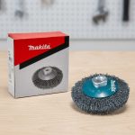 Chổi đánh gỉ dạng vát mép 100mm Makita D-39827 là phụ kiện chuyên dụng giúp làm sạch gỉ sét, lớp sơn cũ, bavia và các tạp chất bám trên bề mặt kim loại. Thiết kế dạng vát mép giúp dễ dàng tiếp cận các góc cạnh, mối hàn và vị trí khó thao tác, nâng cao hiệu quả gia công cơ khí. Sợi thép bền chắc có khả năng chịu mài mòn cao, mang lại tuổi thọ sử dụng lâu dài và hiệu suất làm việc ổn định. Chổi đánh gỉ dạng vát mép 100mm Makita D-39827 phù hợp cho các xưởng cơ khí, công trình xây dựng, nhà máy sản xuất và các công việc bảo trì kim loại chuyên nghiệp.
