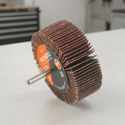 Cuộn nhám xếp có trục kích thước 80x30mm #60 Kendo 92237127 là phụ kiện mài chuyên dụng giúp xử lý bề mặt kim loại, gỗ và vật liệu tổng hợp hiệu quả. Với độ nhám #60, sản phẩm phù hợp cho công đoạn mài trung gian, loại bỏ bavia, làm sạch mối hàn và làm mịn bề mặt trước khi hoàn thiện. Thiết kế nhám xếp dạng cuộn kết hợp trục gắn tiện lợi giúp thao tác dễ dàng trên máy khoan hoặc máy mài khuôn. Cuộn nhám xếp có trục kích thước 80x30mm #60 Kendo 92237127 mang lại hiệu suất ổn định, tuổi thọ cao và là lựa chọn lý tưởng cho các xưởng cơ khí, gia công inox và chế biến gỗ.