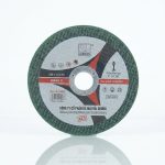 Cận cảnh mặt trước của Đá cắt Inox 100.1,5.16 chính hãng thương hiệu Hải Dương (Damahad), viền màu xanh lá có kết cấu màng lưới sợi thủy tinh chống nổ, chuyên dụng cho máy mài cầm tay.