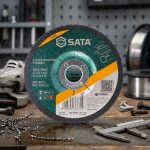 Đá mài 100×6.0×16MM SATA 55200 là lựa chọn tối ưu cho các công việc mài kim loại trong xưởng cơ khí, sản xuất và gia công inox. Sản phẩm được chế tạo từ vật liệu mài chất lượng cao, đảm bảo khả năng mài mạnh mẽ nhưng vẫn giữ được độ bền lâu dài, thích hợp cho mài bavia, làm phẳng bề mặt, xử lý mối hàn và loại bỏ cạnh sắc.