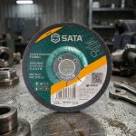 Đá mài 100×6.0×16MM SATA 55200 là lựa chọn tối ưu cho các công việc mài kim loại trong xưởng cơ khí, sản xuất và gia công inox. Sản phẩm được chế tạo từ vật liệu mài chất lượng cao, đảm bảo khả năng mài mạnh mẽ nhưng vẫn giữ được độ bền lâu dài, thích hợp cho mài bavia, làm phẳng bề mặt, xử lý mối hàn và loại bỏ cạnh sắc.