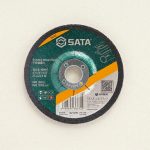 Đá mài 100×6.0×16MM SATA 55200 là lựa chọn tối ưu cho các công việc mài kim loại trong xưởng cơ khí, sản xuất và gia công inox. Sản phẩm được chế tạo từ vật liệu mài chất lượng cao, đảm bảo khả năng mài mạnh mẽ nhưng vẫn giữ được độ bền lâu dài, thích hợp cho mài bavia, làm phẳng bề mặt, xử lý mối hàn và loại bỏ cạnh sắc.