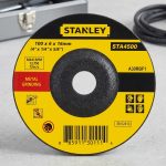 Đá mài Stanley STA4500 (100x6x16mm) là phụ kiện mài kim loại chất lượng cao được thiết kế dành cho các công việc cơ khí, xây dựng và gia công kim loại chuyên nghiệp. Sản phẩm sở hữu độ cứng cao, khả năng mài nhanh, loại bỏ bavia hiệu quả và giúp làm nhẵn bề mặt sắt thép trong thời gian ngắn. Với kích thước tiêu chuẩn 100x6x16mm, đá mài tương thích với nhiều dòng máy mài góc thông dụng. Đá mài Stanley STA4500 (100x6x16mm) được sản xuất theo tiêu chuẩn chất lượng nghiêm ngặt, đảm bảo độ bền cao, khả năng chịu nhiệt tốt và vận hành ổn định trong môi trường làm việc cường độ cao. Đây là lựa chọn lý tưởng cho thợ cơ khí, xưởng gia công kim loại và các công trình xây dựng cần một giải pháp mài hiệu quả, an toàn và tiết kiệm chi phí.