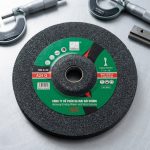 Đá mài bavia Hải Dương 180x6x22mm (hộp 25 viên) là dòng đá mài kim loại chất lượng cao, chuyên dùng để xử lý bavia, làm sạch mối hàn, mài phá và hoàn thiện bề mặt sắt thép. Với kích thước tiêu chuẩn 180x6x22mm và độ hạt A24Q, sản phẩm mang lại khả năng mài mạnh mẽ, độ bền cao và hiệu suất ổn định trong môi trường làm việc cường độ cao. Đá mài bavia Hải Dương 180x6x22mm (hộp 25 viên) phù hợp cho các xưởng cơ khí, công trình xây dựng, nhà máy sản xuất kết cấu thép và đội ngũ kỹ thuật chuyên nghiệp.
