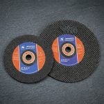 Đá mài kim loại 180 x 22mm Asaki GK-006 là phụ kiện mài chuyên dụng được sử dụng rộng rãi trong các ngành cơ khí, xây dựng và gia công kim loại. Sản phẩm được sản xuất từ vật liệu mài chất lượng cao, giúp tăng khả năng loại bỏ bavia, làm nhẵn bề mặt và xử lý các mối hàn nhanh chóng. Với đường kính 180mm và lỗ trục 22mm tiêu chuẩn, đá mài tương thích với nhiều dòng máy mài góc phổ biến trên thị trường. Đá mài kim loại 180 x 22mm Asaki GK-006 có độ bền cao, khả năng chịu nhiệt tốt, tốc độ mài ổn định và giúp nâng cao hiệu quả làm việc cho thợ cơ khí chuyên nghiệp cũng như người dùng dân dụng. Sản phẩm là lựa chọn lý tưởng cho các công việc mài sắt, thép, kim loại màu và các ứng dụng gia công công nghiệp yêu cầu độ chính xác cao.