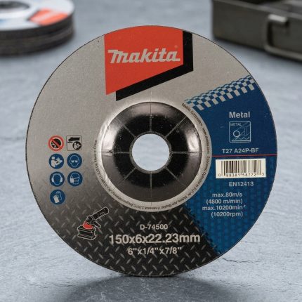 Đá mài kim loại A24P 150x6x22,23mm Makita D-74500 là phụ kiện mài chuyên dụng dành cho các công việc gia công kim loại, mài mối hàn và làm sạch bề mặt thép, sắt. Với hạt mài A24P chất lượng cao, sản phẩm mang lại khả năng mài phá mạnh mẽ, độ bền cao và hiệu suất làm việc ổn định. Đá mài kim loại A24P 150x6x22,23mm Makita D-74500 là lựa chọn lý tưởng cho các xưởng cơ khí, công trình xây dựng và đơn vị bảo trì công nghiệp cần giải pháp mài kim loại nhanh chóng, chính xác và an toàn.