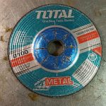 Đá mài kim loại Total TAC2231001SA 4" (100mm) là dòng đá mài chất lượng cao chuyên dùng để mài sắt, thép và các vật liệu kim loại thông dụng. Với kích thước 100mm tiêu chuẩn, sản phẩm tương thích với nhiều dòng máy mài góc phổ biến, giúp xử lý bavia, làm sạch mối hàn và hoàn thiện bề mặt kim loại nhanh chóng. Đá mài kim loại Total TAC2231001SA 4" (100mm) có độ bền cao, khả năng mài ổn định, ít hao mòn và phù hợp cho các xưởng cơ khí, nhà máy sản xuất, công trình xây dựng và công tác bảo trì công nghiệp.