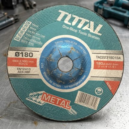 Đá mài kim loại Total TAC2231801SA 7" (180mm) là dòng đá mài công nghiệp chất lượng cao chuyên dùng để mài sắt, thép và các vật liệu kim loại thông dụng. Với kích thước 180mm tiêu chuẩn, sản phẩm tương thích với nhiều dòng máy mài góc công suất lớn, giúp xử lý bavia, làm sạch mối hàn và hoàn thiện bề mặt kim loại nhanh chóng. Đá mài kim loại Total TAC2231801SA 7" (180mm) có độ bền cao, khả năng chịu tải tốt, vận hành ổn định và phù hợp cho các xưởng cơ khí, nhà máy sản xuất, công trình xây dựng, gia công kết cấu thép và bảo trì thiết bị công nghiệp chuyên nghiệp.