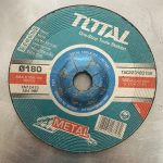 Đá mài kim loại Total TAC2231801SA 7" (180mm) là dòng đá mài công nghiệp chất lượng cao chuyên dùng để mài sắt, thép và các vật liệu kim loại thông dụng. Với kích thước 180mm tiêu chuẩn, sản phẩm tương thích với nhiều dòng máy mài góc công suất lớn, giúp xử lý bavia, làm sạch mối hàn và hoàn thiện bề mặt kim loại nhanh chóng. Đá mài kim loại Total TAC2231801SA 7" (180mm) có độ bền cao, khả năng chịu tải tốt, vận hành ổn định và phù hợp cho các xưởng cơ khí, nhà máy sản xuất, công trình xây dựng, gia công kết cấu thép và bảo trì thiết bị công nghiệp chuyên nghiệp.