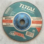 Đá mài kim loại Total TAC2231801SA 7" (180mm) là dòng đá mài công nghiệp chất lượng cao chuyên dùng để mài sắt, thép và các vật liệu kim loại thông dụng. Với kích thước 180mm tiêu chuẩn, sản phẩm tương thích với nhiều dòng máy mài góc công suất lớn, giúp xử lý bavia, làm sạch mối hàn và hoàn thiện bề mặt kim loại nhanh chóng. Đá mài kim loại Total TAC2231801SA 7" (180mm) có độ bền cao, khả năng chịu tải tốt, vận hành ổn định và phù hợp cho các xưởng cơ khí, nhà máy sản xuất, công trình xây dựng, gia công kết cấu thép và bảo trì thiết bị công nghiệp chuyên nghiệp.