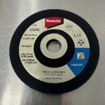 Đá mài mềm 100x2x16mm Makita 741438-7 là phụ kiện mài kim loại chất lượng cao được sản xuất tại Nhật Bản, chuyên dùng cho máy mài góc 100mm. Sản phẩm giúp xử lý bavia, làm sạch mối hàn, mài nhẵn và hoàn thiện bề mặt kim loại hiệu quả. Với độ bền cao, khả năng mài ổn định và thiết kế tiêu chuẩn, Đá mài mềm 100x2x16mm Makita 741438-7 là lựa chọn phù hợp cho các xưởng cơ khí, nhà máy sản xuất, công trình xây dựng và đội ngũ kỹ thuật chuyên nghiệp