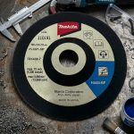 Đá mài mềm 100x2x16mm Makita 741438-7 là phụ kiện mài kim loại chất lượng cao được sản xuất tại Nhật Bản, chuyên dùng cho máy mài góc 100mm. Sản phẩm giúp xử lý bavia, làm sạch mối hàn, mài nhẵn và hoàn thiện bề mặt kim loại hiệu quả. Với độ bền cao, khả năng mài ổn định và thiết kế tiêu chuẩn, Đá mài mềm 100x2x16mm Makita 741438-7 là lựa chọn phù hợp cho các xưởng cơ khí, nhà máy sản xuất, công trình xây dựng và đội ngũ kỹ thuật chuyên nghiệp