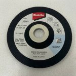 Đá mài mềm 100x2x16mm Makita 741438-7 là phụ kiện mài kim loại chất lượng cao được sản xuất tại Nhật Bản, chuyên dùng cho máy mài góc 100mm. Sản phẩm giúp xử lý bavia, làm sạch mối hàn, mài nhẵn và hoàn thiện bề mặt kim loại hiệu quả. Với độ bền cao, khả năng mài ổn định và thiết kế tiêu chuẩn, Đá mài mềm 100x2x16mm Makita 741438-7 là lựa chọn phù hợp cho các xưởng cơ khí, nhà máy sản xuất, công trình xây dựng và đội ngũ kỹ thuật chuyên nghiệp