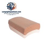 Khám phá hình ảnh chi tiết cận cảnh một phân đoạn cong của Đá mài miếng M2 màu nâu đỏ, thương hiệu Damahad (SINCE 1966). congnghiepantoan.com cung cấp các loại đá mài công nghiệp chính hãng, chất lượng cao. Liên hệ ngay để nhận báo giá sỉ tốt nhất!
