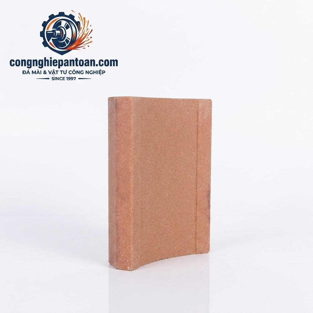 Khám phá hình ảnh chi tiết cận cảnh một phân đoạn cong của Đá mài miếng M2 màu nâu đỏ, thương hiệu Damahad (SINCE 1966). congnghiepantoan.com cung cấp các loại đá mài công nghiệp chính hãng, chất lượng cao. Liên hệ ngay để nhận báo giá sỉ tốt nhất!