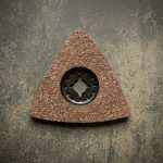 Đĩa chà nhám tam giác AVZ 78 RT Bosch 2608661648 là phụ kiện chuyên dụng cho máy chà nhám rung, giúp xử lý bề mặt gỗ, kim loại, sơn và vật liệu cứng một cách hiệu quả. Sản phẩm có độ bền cao, bám chắc, cho khả năng chà nhám đều và mịn, tiết kiệm thời gian trong các công việc sửa chữa, gia công hoặc DIY. Thiết kế tam giác giúp tiếp cận góc cạnh và các vị trí khó chà.