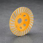 Đĩa mài gạch 100mm Tolsen 76680 là phụ kiện mài gạch và đá chuyên dụng, giúp xử lý bề mặt nhanh chóng, mịn và đều. Thiết kế đường viền tinh tế giúp tản nhiệt tốt, giảm mài mòn và kéo dài tuổi thọ đĩa. Phù hợp cho thợ xây dựng, cải tạo, sửa chữa và các dự án DIY, đảm bảo hiệu quả cao và an toàn khi sử dụng