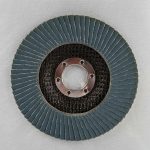Hình ảnh Đĩa nhám xếp 180mm Makita D-63535 chuyên dùng để mài, làm sạch và hoàn thiện bề mặt kim loại, inox, thép và các vật liệu cơ khí. Với thiết kế nhám xếp cao cấp từ hạt Zirconia chất lượng cao, sản phẩm giúp loại bỏ ba via, xử lý mối hàn và tạo bề mặt đồng đều, nâng cao hiệu suất gia công. Đĩa nhám xếp 180mm Makita D-63535 là lựa chọn lý tưởng cho các xưởng cơ khí, gia công inox, kết cấu thép và sản xuất công nghiệp chuyên nghiệp.