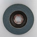 Hình ảnh Đĩa nhám xếp 180mm Makita D-63535 chuyên dùng để mài, làm sạch và hoàn thiện bề mặt kim loại, inox, thép và các vật liệu cơ khí. Với thiết kế nhám xếp cao cấp từ hạt Zirconia chất lượng cao, sản phẩm giúp loại bỏ ba via, xử lý mối hàn và tạo bề mặt đồng đều, nâng cao hiệu suất gia công. Đĩa nhám xếp 180mm Makita D-63535 là lựa chọn lý tưởng cho các xưởng cơ khí, gia công inox, kết cấu thép và sản xuất công nghiệp chuyên nghiệp.