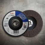 Đĩa nhám xếp Bosch Alox P40 180mm 2608601692 là phụ kiện mài chuyên dụng, lý tưởng để mài thô, loại bỏ bavia, gỉ sét và mối hàn trên kim loại, inox và thép. Với độ nhám P40 và thiết kế cánh nhám xếp đồng đều, sản phẩm mang lại hiệu suất mài mạnh mẽ, tuổi thọ cao và bề mặt đồng đều, phù hợp cho các xưởng cơ khí và gia công kim loại chuyên nghiệp.