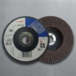 Đĩa nhám xếp Bosch Alox P80 180mm 2608601694 là phụ kiện mài chất lượng cao chuyên dùng để xử lý mối hàn, loại bỏ bavia và hoàn thiện bề mặt kim loại, inox hiệu quả. Với độ nhám P80 và hạt nhám Aluminium Oxide bền bỉ, sản phẩm mang lại khả năng mài ổn định, bề mặt mịn đẹp, giảm vết xước sâu và nâng cao chất lượng gia công trong các ứng dụng cơ khí chuyên nghiệp.