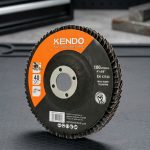 Đĩa nhám xếp Ø100×16mm×40# Kendo 75904041 là phụ kiện mài chuyên dụng giúp xử lý bề mặt kim loại, thép, inox và các vật liệu cơ khí hiệu quả. Với độ nhám 40#, sản phẩm cho khả năng mài phá mạnh, loại bỏ bavia, gỉ sét và làm phẳng bề mặt nhanh chóng. Thiết kế nhám xếp chất lượng cao giúp tăng tuổi thọ sử dụng, giảm rung lắc và nâng cao hiệu suất làm việc. Đĩa nhám xếp Ø100×16mm×40# Kendo 75904041 là lựa chọn lý tưởng cho thợ cơ khí, xưởng gia công kim loại và các công trình xây dựng cần độ bền và hiệu quả cao.