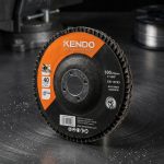 Đĩa nhám xếp Ø100×16mm×40# Kendo 75904041 là phụ kiện mài chuyên dụng giúp xử lý bề mặt kim loại, thép, inox và các vật liệu cơ khí hiệu quả. Với độ nhám 40#, sản phẩm cho khả năng mài phá mạnh, loại bỏ bavia, gỉ sét và làm phẳng bề mặt nhanh chóng. Thiết kế nhám xếp chất lượng cao giúp tăng tuổi thọ sử dụng, giảm rung lắc và nâng cao hiệu suất làm việc. Đĩa nhám xếp Ø100×16mm×40# Kendo 75904041 là lựa chọn lý tưởng cho thợ cơ khí, xưởng gia công kim loại và các công trình xây dựng cần độ bền và hiệu quả cao.
