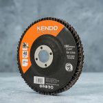 Đĩa nhám xếp Ø100×16mm×60# Kendo 75906041 là giải pháp tối ưu cho các công việc mài tinh, làm mịn và hoàn thiện bề mặt kim loại. Với độ nhám 60#, sản phẩm giúp loại bỏ các vết xước nhỏ, làm sạch bavia và tạo bề mặt đồng đều trên thép, inox, sắt và kim loại màu. Thiết kế nhám xếp chất lượng cao mang lại khả năng mài ổn định, tuổi thọ bền bỉ và hiệu suất vượt trội. Đĩa nhám xếp Ø100×16mm×60# Kendo 75906041 là lựa chọn lý tưởng cho thợ cơ khí, xưởng gia công kim loại và các ứng dụng công nghiệp chuyên nghiệp