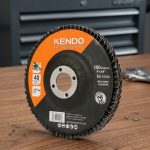 Đĩa nhám xếp Ø100×16mm×80# Kendo 75908041 là phụ kiện mài chuyên dụng giúp xử lý và hoàn thiện bề mặt kim loại hiệu quả. Với độ nhám 80#, sản phẩm phù hợp cho các công việc mài trung gian, loại bỏ vết xước sau mài thô, làm sạch bavia và tạo bề mặt đồng đều trên inox, thép và kim loại màu. Thiết kế nhám xếp chất lượng cao giúp tăng độ bền, giảm hao mòn và duy trì hiệu suất ổn định trong suốt quá trình sử dụng. Đĩa nhám xếp Ø100×16mm×80# Kendo 75908041 là lựa chọn lý tưởng cho thợ cơ khí, xưởng gia công kim loại và các ứng dụng hoàn thiện bề mặt chuyên nghiệp.