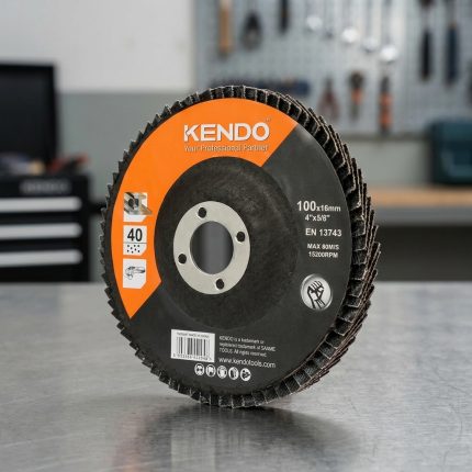 Đĩa nhám xếp Ø100×16mm×80# Kendo 75908041 là phụ kiện mài chuyên dụng giúp xử lý và hoàn thiện bề mặt kim loại hiệu quả. Với độ nhám 80#, sản phẩm phù hợp cho các công việc mài trung gian, loại bỏ vết xước sau mài thô, làm sạch bavia và tạo bề mặt đồng đều trên inox, thép và kim loại màu. Thiết kế nhám xếp chất lượng cao giúp tăng độ bền, giảm hao mòn và duy trì hiệu suất ổn định trong suốt quá trình sử dụng. Đĩa nhám xếp Ø100×16mm×80# Kendo 75908041 là lựa chọn lý tưởng cho thợ cơ khí, xưởng gia công kim loại và các ứng dụng hoàn thiện bề mặt chuyên nghiệp.