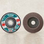 Đĩa nhám xếp P100 Total TAC6310043 100x16mm là giải pháp hoàn thiện bề mặt kim loại hiệu quả, chuyên dùng để làm mịn, xử lý vết xước nhỏ và chuẩn bị bề mặt trước khi sơn hoặc đánh bóng. Với độ nhám P100 cùng thiết kế lá nhám xếp chất lượng cao, sản phẩm mang lại khả năng mài ổn định, bề mặt hoàn thiện đẹp và tuổi thọ sử dụng lâu dài trong các ứng dụng cơ khí, chế tạo và gia công kim loại.
