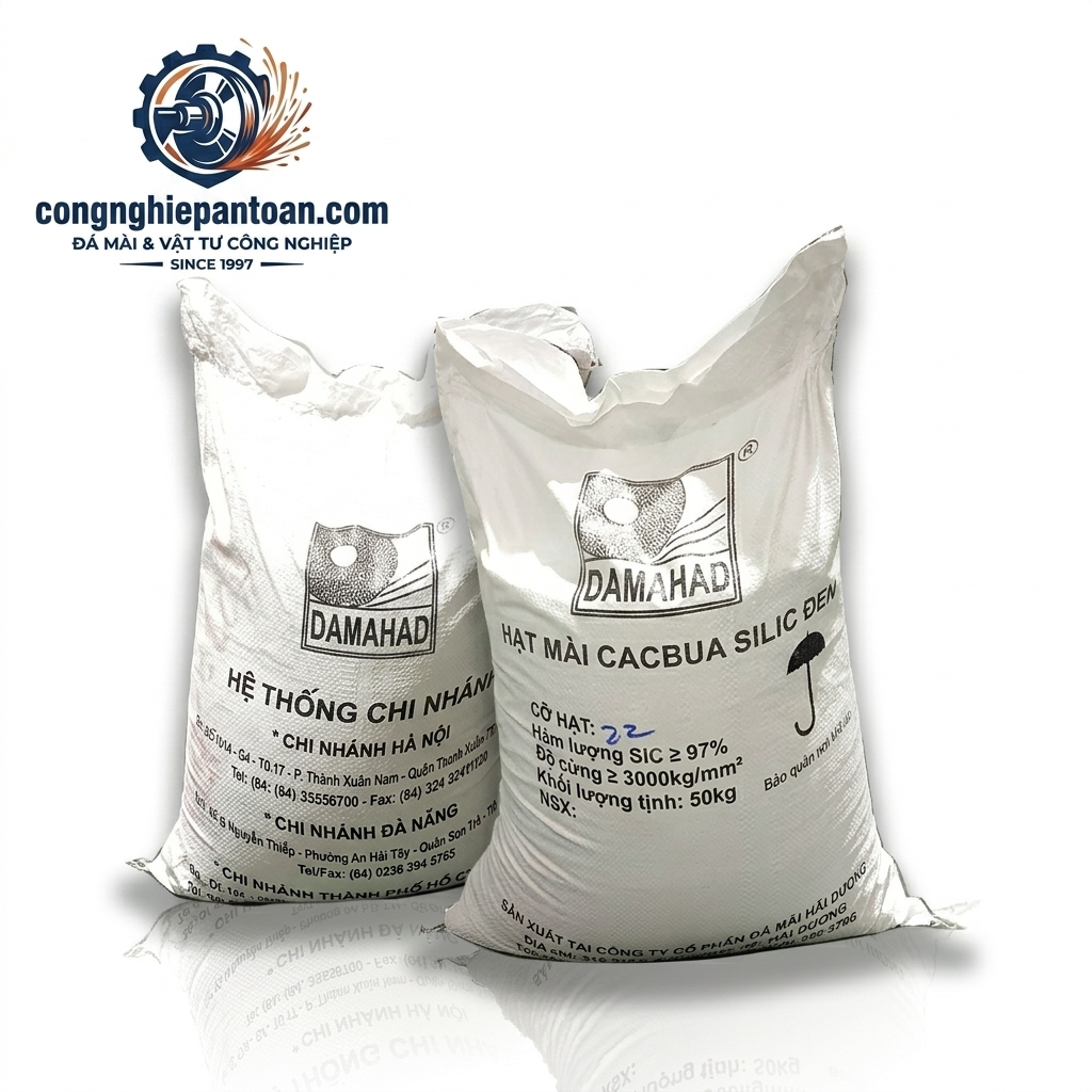 Hình ảnh vật tư Hạt mài Cacbua silic đen (Black Silicon Carbide) dạng hạt mịn nguyên chất, chuyên dùng cho công nghệ phun cát làm sạch bề mặt kim loại, phân phối bởi thương hiệu Công Nghiệp An Toàn.