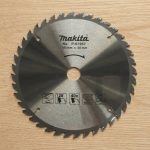 Lưỡi cắt gỗ 40 răng Makita P-67957 185 x 20 x 40T là lưỡi cưa hợp kim chuyên dụng dành cho các dòng máy cưa đĩa cầm tay và máy cưa bàn. Với thiết kế 40 răng hợp kim sắc bén, sản phẩm mang đến khả năng cắt gỗ nhanh, chính xác và hạn chế sứt mẻ bề mặt vật liệu. Lưỡi cắt gỗ 40 răng Makita P-67957 185 x 20 x 40T phù hợp cho gỗ tự nhiên, gỗ công nghiệp, ván MDF, ván ép và nhiều vật liệu gỗ khác, giúp nâng cao hiệu suất làm việc cho thợ mộc, xưởng nội thất và công trình xây dựng.