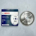 Hình ảnh thực tế Lưỡi cưa gỗ 110mm T40 Bosch 2608644319 chính hãng thuộc dòng Eco Multi Material của Bosch, được trang bị 40 răng hợp kim Tungsten Carbide (TCT) siêu bền giúp cắt gỗ tự nhiên, gỗ công nghiệp, nhôm và nhiều loại vật liệu khác với độ chính xác cao. Với kích thước 110mm, lỗ trục 20mm và thiết kế răng cưa tối ưu, Lưỡi cưa gỗ 110mm T40 Bosch 2608644319 mang lại đường cắt mịn, ít ba via, giảm rung lắc và tăng tuổi thọ sử dụng. Đây là lựa chọn lý tưởng cho thợ mộc, thợ nhôm kính, xưởng sản xuất nội thất và công trình thi công chuyên nghiệp. Sản phẩm được phân phối chính hãng bởi Công Nghiệp An Toàn, cam kết chất lượng, giá tốt và giao hàng toàn quốc.