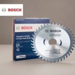 Hình ảnh thực tế Lưỡi cưa gỗ 110x20mm T40 Bosch 2608644316 thuộc dòng lưỡi cưa hợp kim cao cấp của Bosch, được thiết kế chuyên dụng để cắt gỗ tự nhiên, gỗ công nghiệp, MDF, HDF và ván ép. Với 40 răng hợp kim Tungsten Carbide (TCT) sắc bén, sản phẩm mang lại đường cắt mịn, giảm xơ cạnh và nâng cao độ chính xác trong quá trình gia công. Lưỡi cưa gỗ 110x20mm T40 Bosch 2608644316 có khả năng chống mài mòn tốt, tuổi thọ cao và tương thích với nhiều dòng máy cưa bàn, máy cưa đĩa cầm tay sử dụng lưỡi 110mm. Đây là lựa chọn lý tưởng cho thợ mộc, xưởng sản xuất nội thất và người dùng DIY chuyên nghiệp. Sản phẩm được phân phối chính hãng bởi Công Nghiệp An Toàn, cam kết chất lượng, giá tốt và giao hàng toàn quốc.