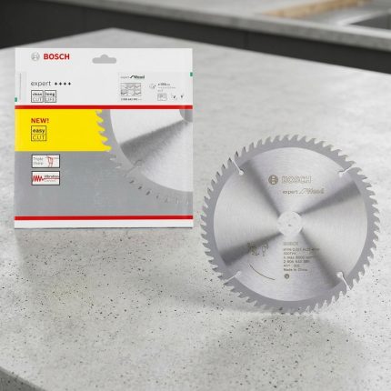 Hình ảnh thực tế Lưỡi cưa gỗ chuyên dùng Bosch 2608642985 184x25.4xT60 thuộc dòng Bosch Expert for Wood cao cấp, được thiết kế chuyên dụng cho các công việc cắt gỗ yêu cầu độ hoàn thiện cao. Với thiết kế 60 răng hợp kim Tungsten Carbide (TCT) siêu sắc bén, sản phẩm mang lại đường cắt mịn, giảm xơ cạnh và hạn chế ba via trên gỗ tự nhiên, MDF, HDF, ván ép và các loại gỗ công nghiệp. Lưỡi cưa gỗ chuyên dùng Bosch 2608642985 184x25.4xT60 có khả năng vận hành ổn định, giảm rung lắc nhờ công nghệ cân bằng thân lưỡi hiện đại, giúp nâng cao độ chính xác và tuổi thọ sử dụng. Đây là lựa chọn lý tưởng cho thợ mộc, xưởng nội thất và đơn vị thi công chuyên nghiệp. Sản phẩm được phân phối chính hãng bởi Công Nghiệp An Toàn, cam kết chất lượng, giá tốt và giao hàng toàn quốc.