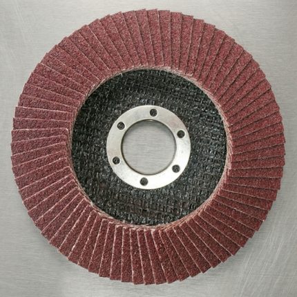 Hình ảnh Nhám xếp độ nhám 40 Total TAC631151 115x22mm là sản phẩm chuyên dụng cho mài, làm sạch và hoàn thiện bề mặt kim loại, thép, inox và các vật liệu cơ khí khác. Thiết kế nhám xếp với hạt nhám chất lượng cao giúp loại bỏ ba via, xử lý mối hàn, và tạo bề mặt đồng đều, chuẩn bị cho các công đoạn đánh bóng hoặc sơn phủ. Sản phẩm thích hợp cho xưởng cơ khí, gia công kim loại và sản xuất công nghiệp