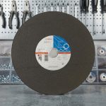 Đá Cắt Máy Bàn Bosch 3X25.4X355mm 2608602751 chuyên dùng cắt sắt thép và kim loại với hiệu suất cao, độ bền vượt trội. Sản phẩm Bosch chính hãng giúp đường cắt sắc bén, ổn định và an toàn khi sử dụng trong cơ khí, xây dựng và công nghiệp.