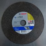 Đá cắt Bosch 2608600272 (3x180mm) là dòng đá cắt kim loại chất lượng cao thuộc Bosch Expert for Metal, chuyên dùng để cắt sắt, thép hộp, thép tấm và các vật liệu kim loại khác. Với kích thước 180x3x22.23mm, sản phẩm cho khả năng cắt nhanh, đường cắt mịn và tuổi thọ sử dụng lâu dài. Đá cắt Bosch 2608600272 (3x180mm) được sản xuất theo tiêu chuẩn an toàn EN 12413, phù hợp cho thợ cơ khí, công trình xây dựng và xưởng gia công kim loại chuyên nghiệp. Sản phẩm chính hãng, hiệu suất ổn định, giúp tối ưu năng suất làm việc và tiết kiệm chi phí vận hành.