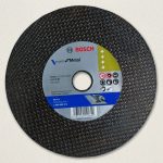 Đá cắt Bosch 2608600272 (3x180mm) là dòng đá cắt kim loại chất lượng cao thuộc Bosch Expert for Metal, chuyên dùng để cắt sắt, thép hộp, thép tấm và các vật liệu kim loại khác. Với kích thước 180x3x22.23mm, sản phẩm cho khả năng cắt nhanh, đường cắt mịn và tuổi thọ sử dụng lâu dài. Đá cắt Bosch 2608600272 (3x180mm) được sản xuất theo tiêu chuẩn an toàn EN 12413, phù hợp cho thợ cơ khí, công trình xây dựng và xưởng gia công kim loại chuyên nghiệp. Sản phẩm chính hãng, hiệu suất ổn định, giúp tối ưu năng suất làm việc và tiết kiệm chi phí vận hành.