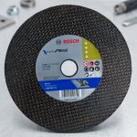 Đá cắt Bosch 2608600272 (3x180mm) là dòng đá cắt kim loại chất lượng cao thuộc Bosch Expert for Metal, chuyên dùng để cắt sắt, thép hộp, thép tấm và các vật liệu kim loại khác. Với kích thước 180x3x22.23mm, sản phẩm cho khả năng cắt nhanh, đường cắt mịn và tuổi thọ sử dụng lâu dài. Đá cắt Bosch 2608600272 (3x180mm) được sản xuất theo tiêu chuẩn an toàn EN 12413, phù hợp cho thợ cơ khí, công trình xây dựng và xưởng gia công kim loại chuyên nghiệp. Sản phẩm chính hãng, hiệu suất ổn định, giúp tối ưu năng suất làm việc và tiết kiệm chi phí vận hành.