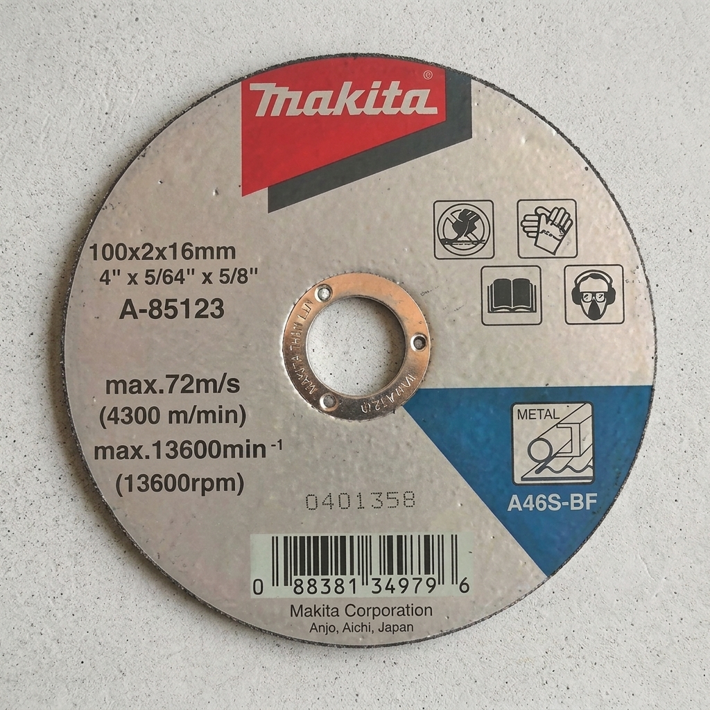 Hình ảnh Đá cắt 1T Makita A-85123 chính hãng với kích thước 100x2x16mm, chuyên dùng cắt sắt, thép và kim loại hiệu quả. Sản phẩm có độ bền cao, đường cắt sắc gọn, hoạt động ổn định ở tốc độ lên đến 13.600 vòng/phút. Đá cắt 1T Makita A-85123 là lựa chọn lý tưởng cho thợ cơ khí, xây dựng và gia công kim loại chuyên nghiệp, giúp tối ưu năng suất và tiết kiệm chi phí vận hành.