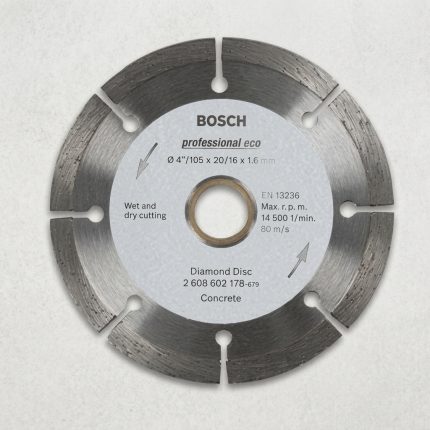 Đĩa cắt Bosch 2608603727 105mm là sản phẩm chuyên dụng cho máy cắt cầm tay, thiết kế dành riêng để cắt bê tông, gạch, đá và các vật liệu xây dựng cứng. Với đường kính 105mm và rãnh giảm rung, đĩa cắt đảm bảo vận hành ổn định, chính xác, ít tạo bụi và tăng tuổi thọ sản phẩm. Công nghệ Diamond Disc mang lại khả năng cắt vượt trội, tốc độ cao, phù hợp cho các thợ xây dựng, cơ khí và các xưởng sản xuất cần hiệu quả làm việc tối ưu. Sản phẩm Bosch 2608603727 giúp tiết kiệm thời gian, chi phí và mang lại kết quả cắt gọn gàng, an toàn trong mọi công trình.