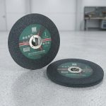 Đá cắt xanh Hải Dương 150x2x22mm (hộp 50 viên) là dòng đá cắt kim loại chất lượng cao được sử dụng rộng rãi trong ngành cơ khí, xây dựng và gia công kim loại. Với kích thước tiêu chuẩn 150x2x22mm, sản phẩm mang lại khả năng cắt sắt, thép, thép hộp và các vật liệu kim loại nhanh chóng, tạo đường cắt sắc gọn và hạn chế ba via. Được sản xuất từ hạt mài cao cấp theo tiêu chuẩn chất lượng nghiêm ngặt, Đá cắt xanh Hải Dương 150x2x22mm (hộp 50 viên) có độ bền cao, chịu nhiệt tốt và hiệu suất làm việc ổn định. Quy cách hộp 50 viên giúp tiết kiệm chi phí, phù hợp cho các xưởng cơ khí, nhà máy sản xuất và đơn vị thi công có nhu cầu sử dụng thường xuyên. Sản phẩm được phân phối bởi Công Nghiệp An Toàn, cam kết chính hãng và giá thành cạnh tranh.
