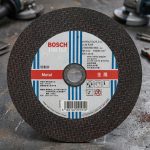 Đá cắt sắt 150mm Bosch 2608600854 là sản phẩm chất lượng cao được thiết kế chuyên dụng cho các công việc cắt sắt, thép và kim loại trong ngành cơ khí, xây dựng và sản xuất công nghiệp. Với kích thước 150mm tiêu chuẩn cùng công nghệ sản xuất tiên tiến của Bosch, sản phẩm mang lại tốc độ cắt nhanh, đường cắt sắc gọn và hạn chế ba via. Đá cắt sắt 150mm Bosch 2608600854 có khả năng chịu nhiệt tốt, độ bền cao và hoạt động ổn định trong môi trường làm việc cường độ lớn. Sản phẩm phù hợp với nhiều dòng máy mài góc và máy cắt cầm tay, giúp nâng cao năng suất lao động và tiết kiệm chi phí vận hành. Phân phối chính hãng bởi Công Nghiệp An Toàn với chất lượng đảm bảo và giá thành cạnh tranh.